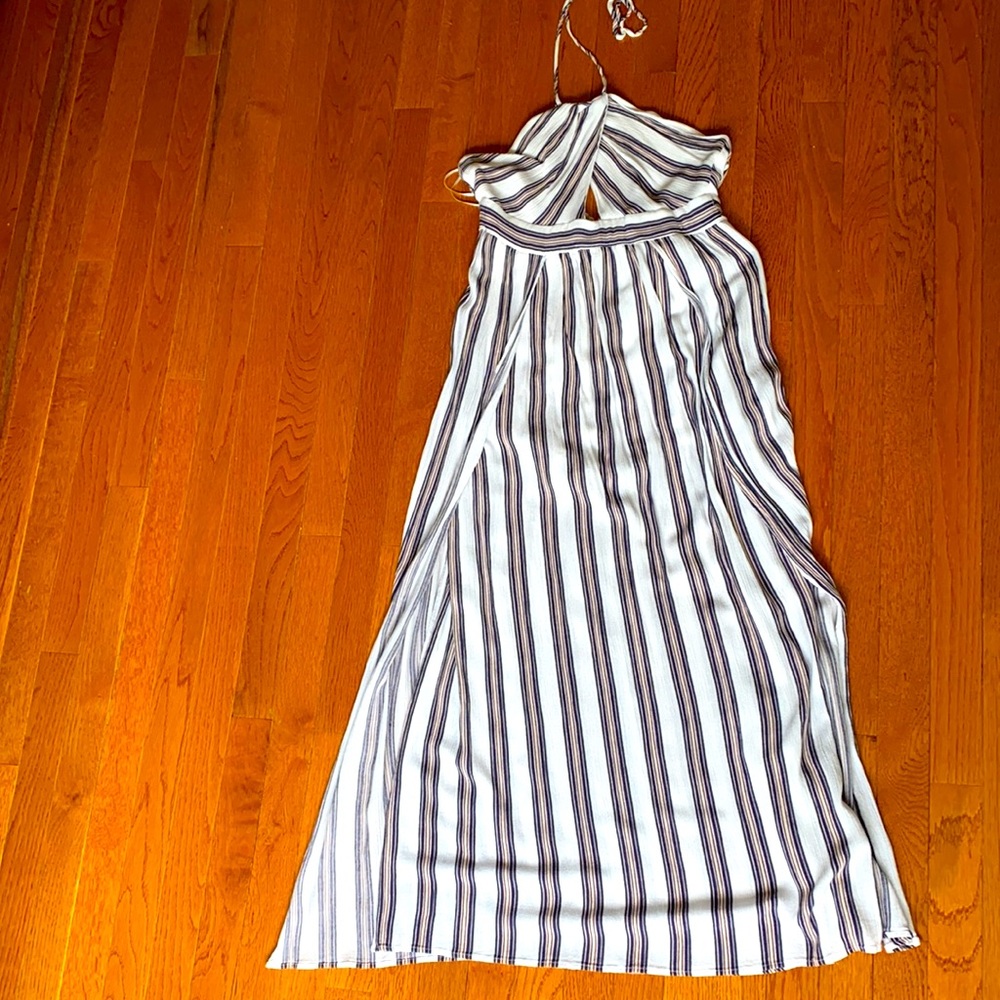 Summer dress with peekaboo hole